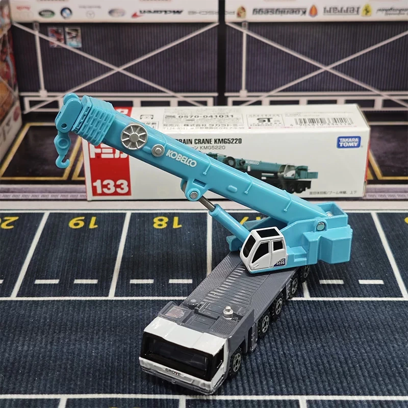 Takara Tomy Genuine Long Tomica No.133 Kobelco KMG5220 All-Terrain Crane Diecast Collectible Engineering Vehicle Model