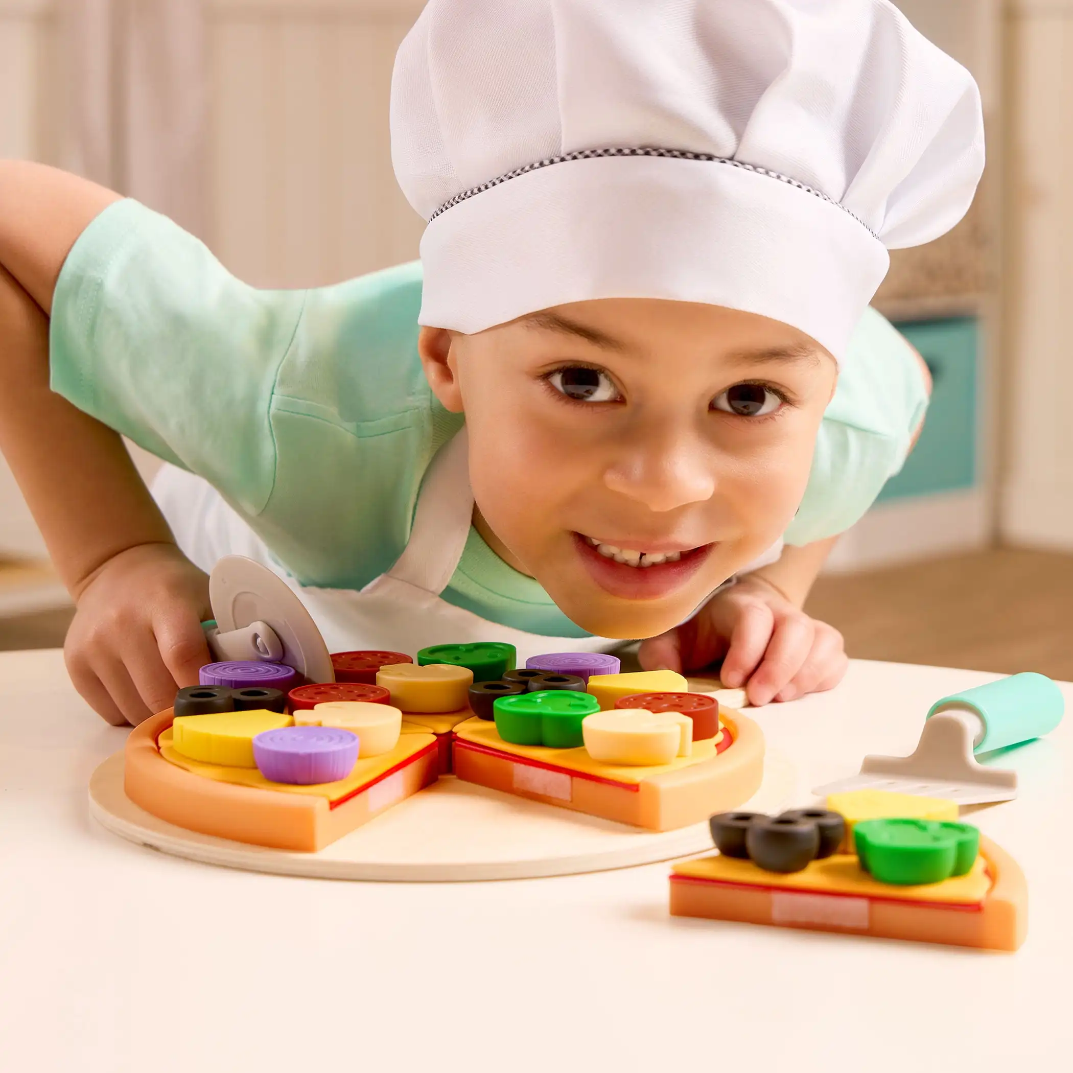 Pizza by The Slice Set plastique 7 garnitures multicolores et planche en bois, jouets pour tout-petits et préscolaires
