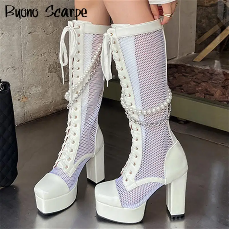 

Сапоги женские на платформе и высоком массивном каблуке, рыцарские высокие сапоги с жемчужной цепочкой и квадратным носком, ажурные современные боты, большие размеры