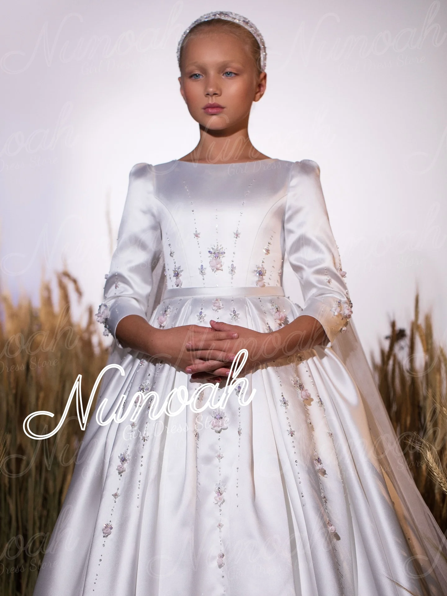 Blumenmädchenkleider aus Satin mit 3/4-Ärmeln für Hochzeiten, perlenbesetzte Geburtstagskleider für Fotoshootings, Erstkommunionkleider, individuell gestaltet