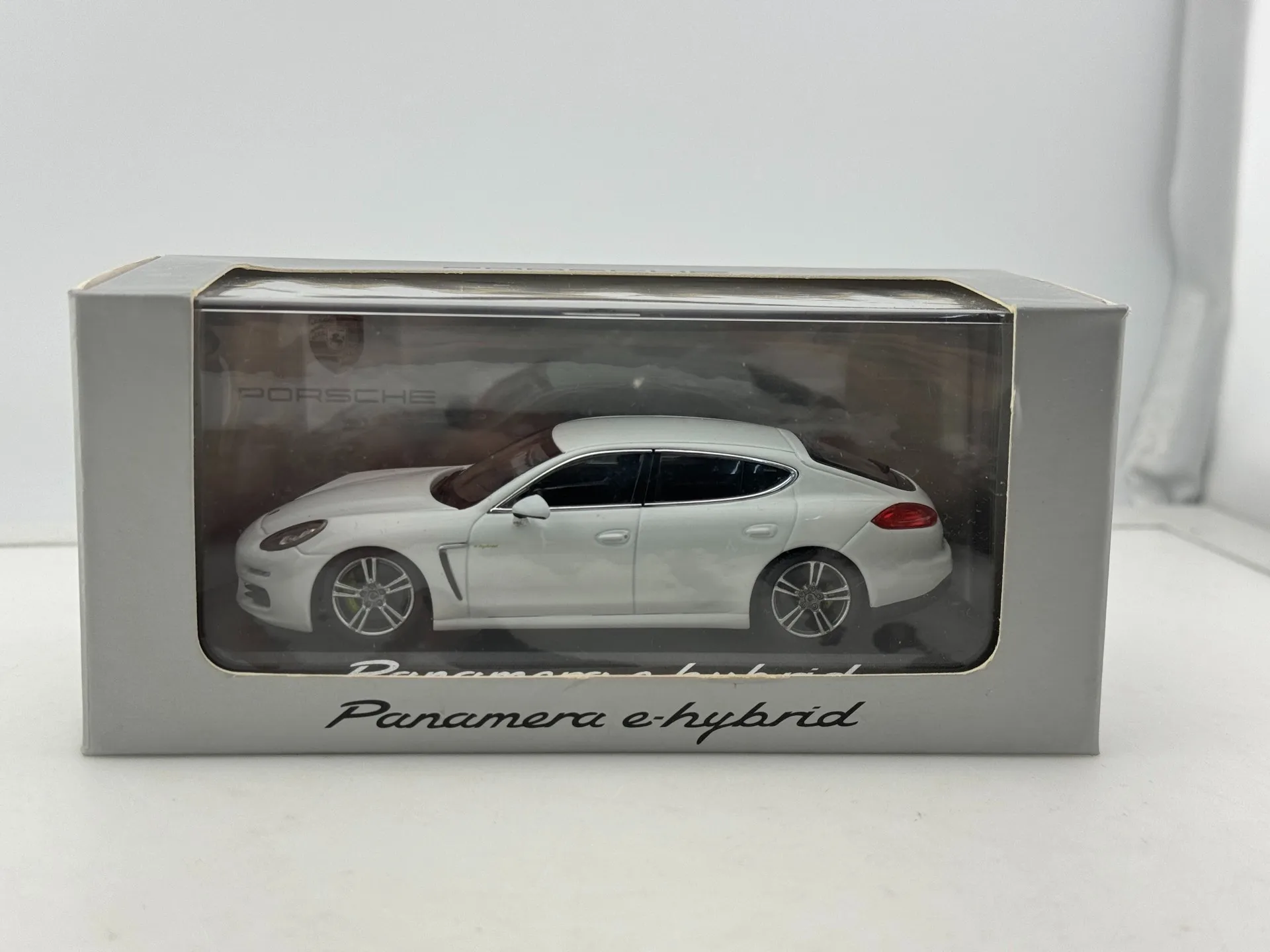 

Литой под давлением Porsche масштаб 1/43 Panamera электронная гибридная модель автомобиля из сплава Коллекционная игрушка в подарок сувенир дисплей орнамент