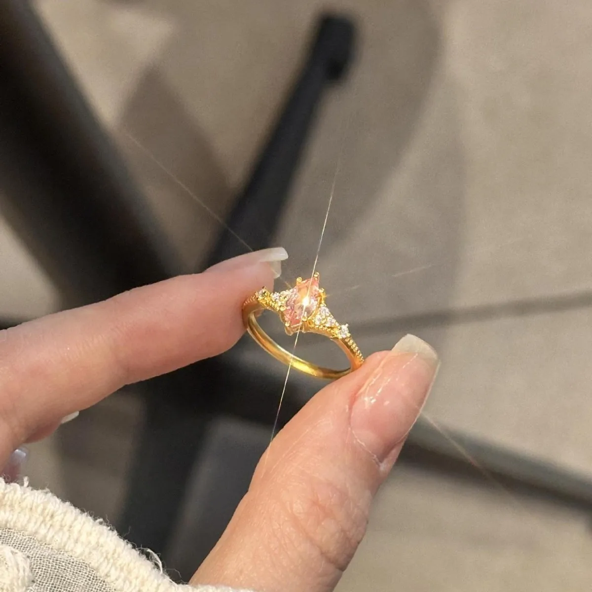 

Light luxury style inlay diamonds sparkling rings for women exquisite fashion and high-end Adjustable ring banquets part jewelry