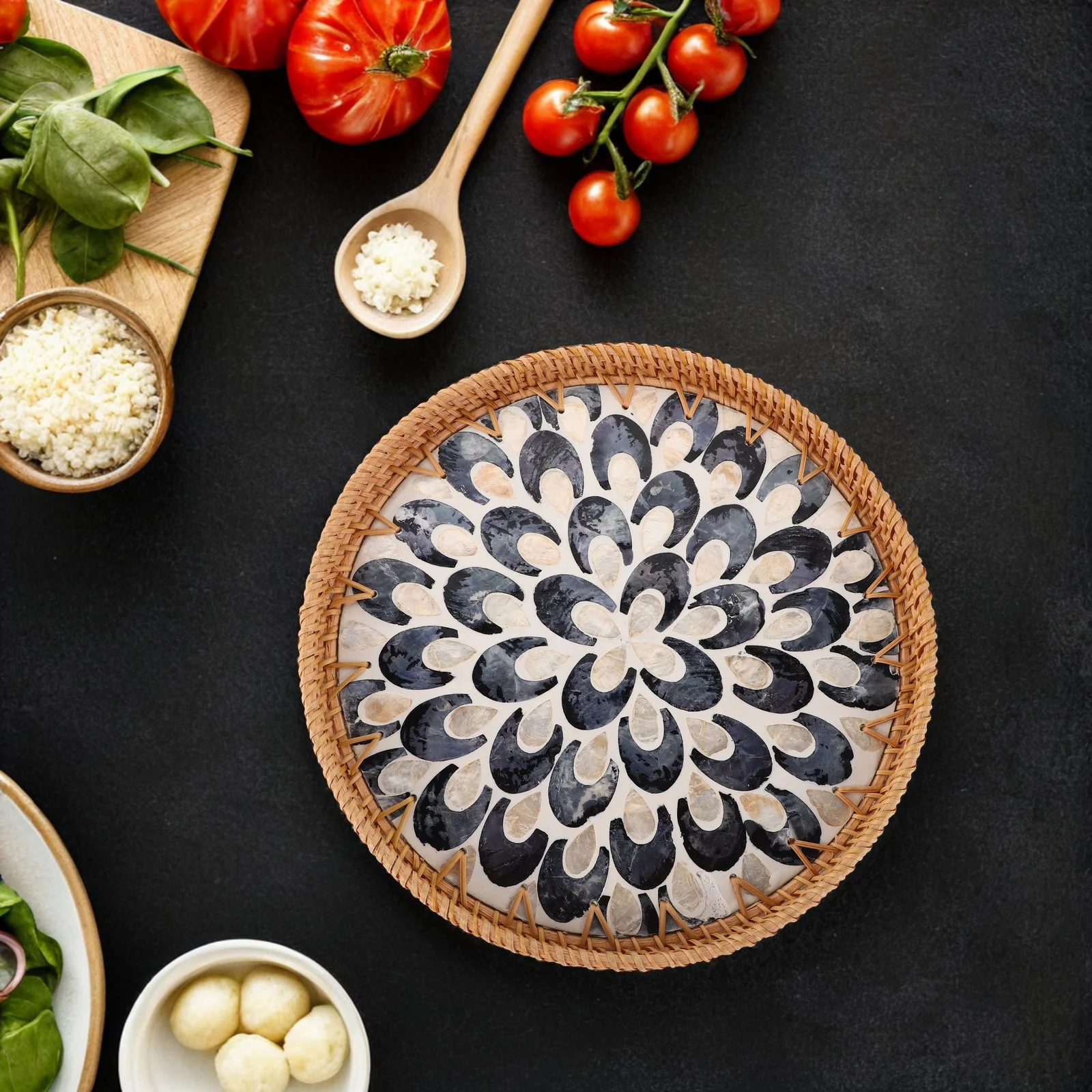 Handgefertigtes Rattan-Tablett, buntes Muscheleinlage, gewebtes Serviertablett für Obst, Brot, Couchtisch, Dekor, Obst-Arbeitsplattenkorb