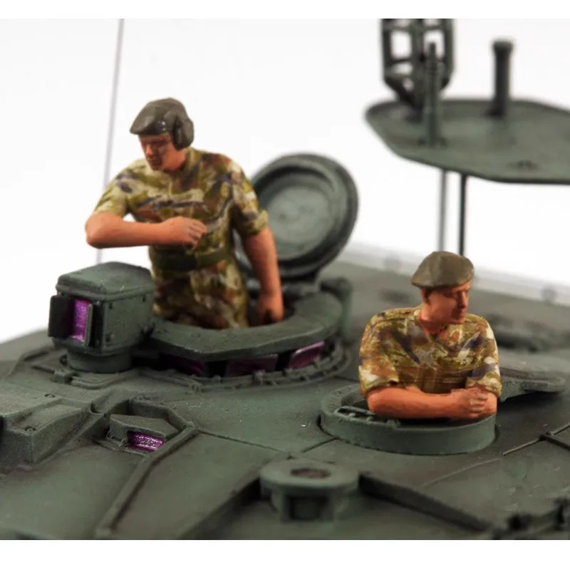 1:72 Scale Model 2pcs 88MODLE Challenger Tank Driver Soldiers Action Figure Toy DIY Scene Accessory Doll Collection Display Gift