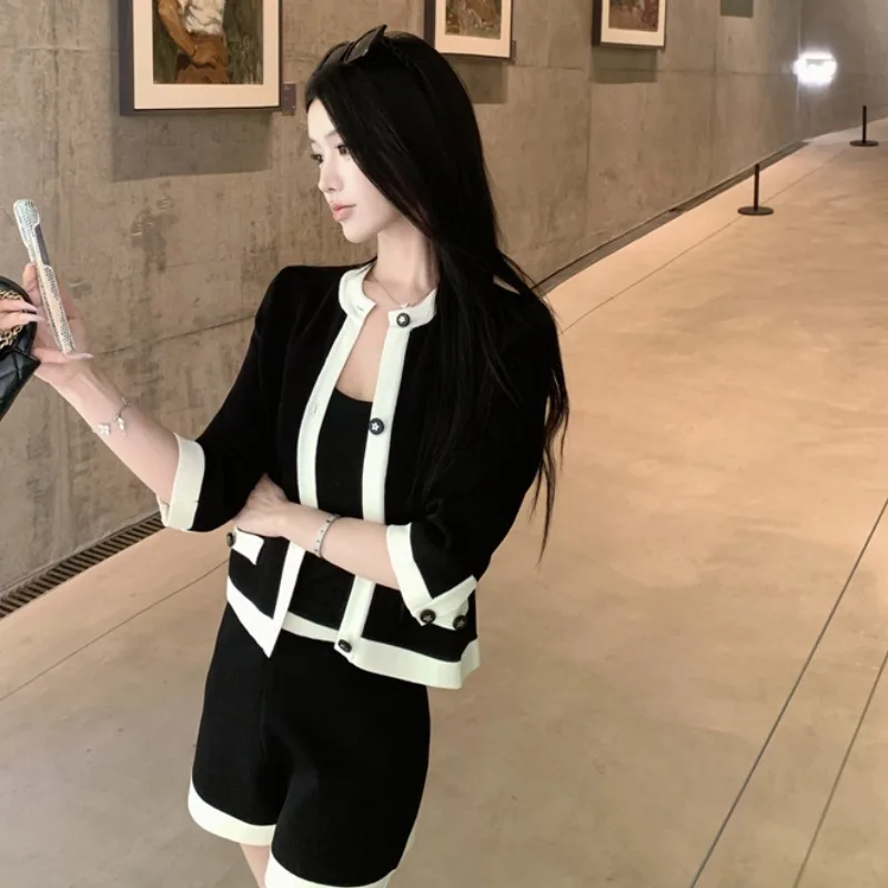 

Fashionable Single-Button Knitted Cardigan And Shorts Two-Piece Set for Women Chic Autumn Collection Seven-Quarter Sleeve Design