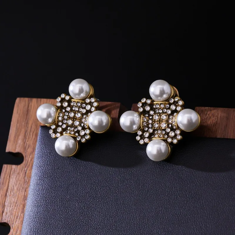 

Medieval Vintage Natural Stone Earrings Retro Three-dimensional Simple Versatile Heavy Industry Glass Diamond Studs