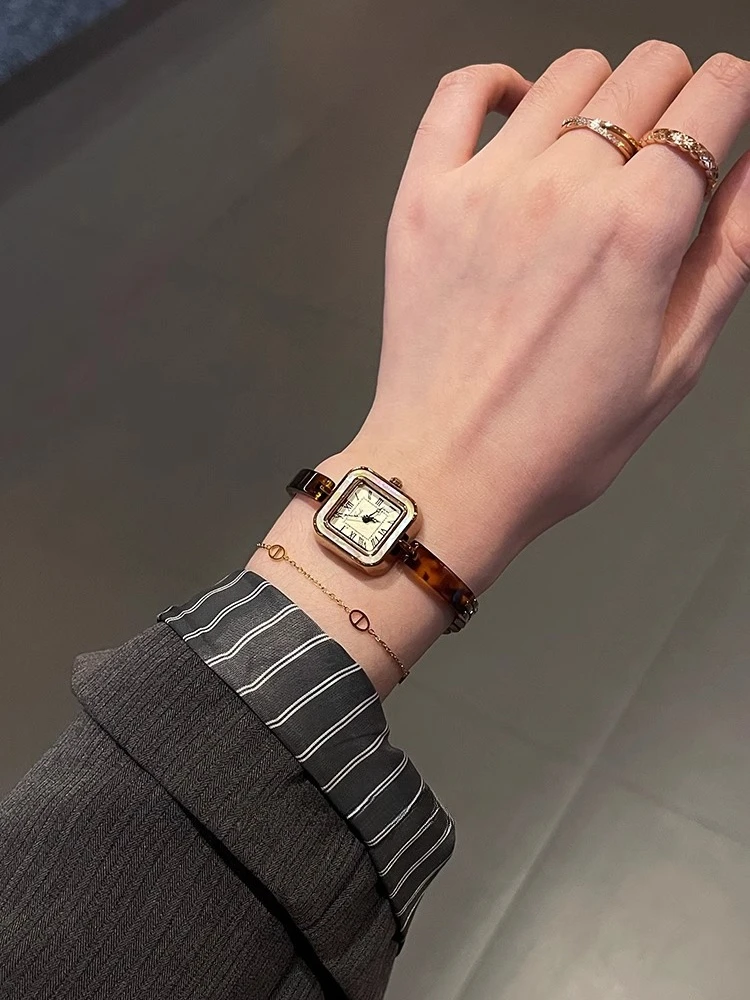 ساعة نسائية فاخرة خفيفة 2025 موضة جديدة راقية وساعة نسائية بسيطة ورائعة بسوار صغير