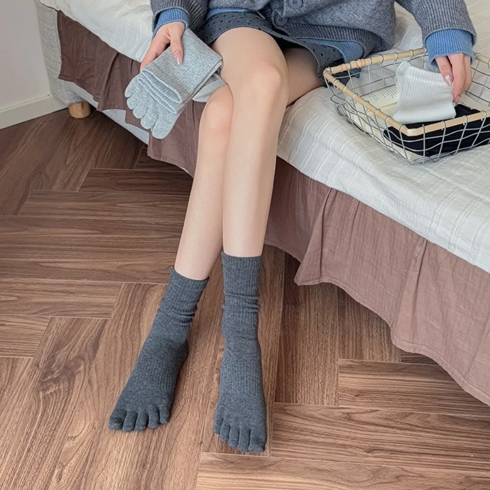 1 Pair Fashion Mid Crew Five Finger Socks Breathable Moisture Wicking Athletic Socks Odor Control Solid Color Toe Socks Unisex