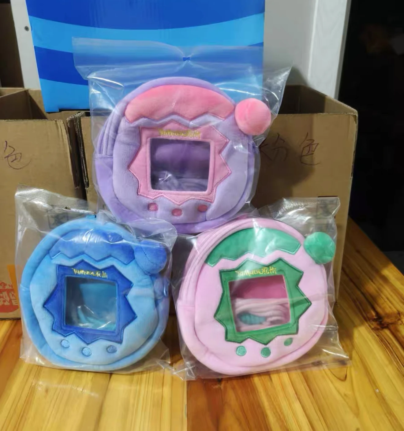 Bandai Genuino Tamagotchi Memetchi Mimitchi Simpatico Peluche Ciondolo Elettronico Pet Borsa di Immagazzinaggio in Stile Macchina Custodia per Auricolari Regali