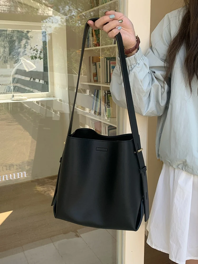 

Large Capacity Women's Tote Bag 2026 Summer New Style Commuter Bucket Bag Single Shoulder Crossbody Handbag Korean Style
