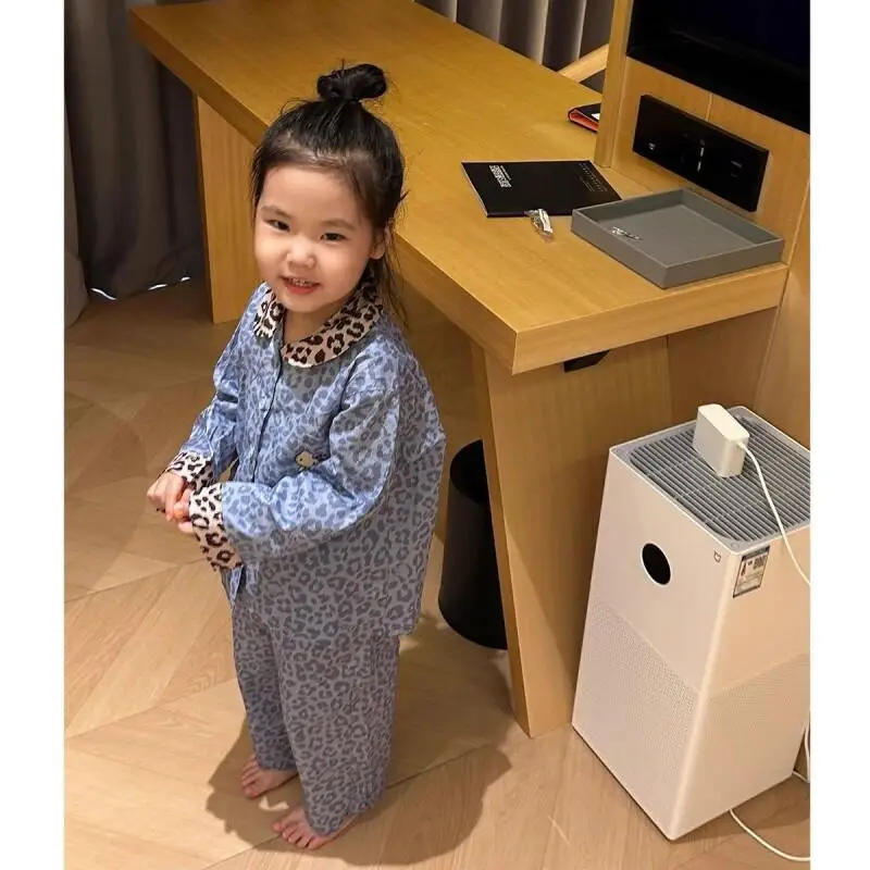 Zestaw piżam dla dziewczynek Sanrio Hello Kitty 2025 Nowa kolekcja jesień-zima, dziecięca odzież domowa z kreskówkowym motywem, rozpinany kardigan z kołnierzykiem, urocze piżamy dla dzieci.