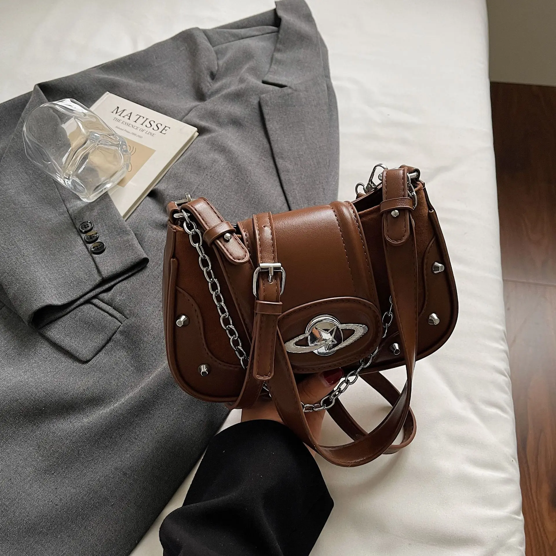 

Fashion Featured Luxury Quality Crossbody Bag Women's Versatile Retro Chain Shoulder Bag Simple Casual Designer Small Square Bag