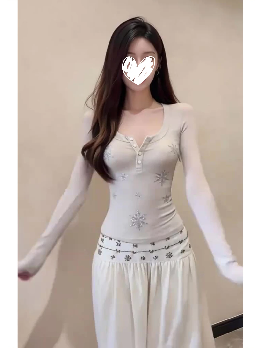 

Уникальный красивый комплект из двух предметов: юбка с высокой талией и футболка со стразами, модный корейский стиль для ранней весны