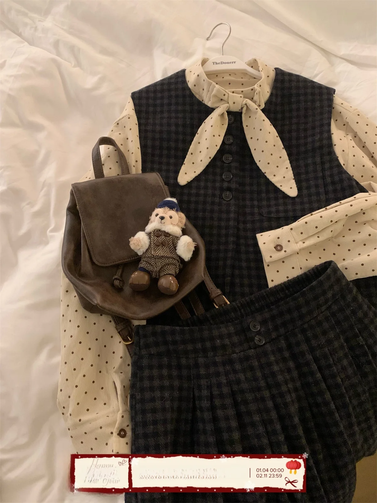 

Комплект TheDouerr Manhattan Night: синий клетчатый жилет в стиле ретро и юбка — универсальный двухкомпонентный костюм для девочек-подростков.