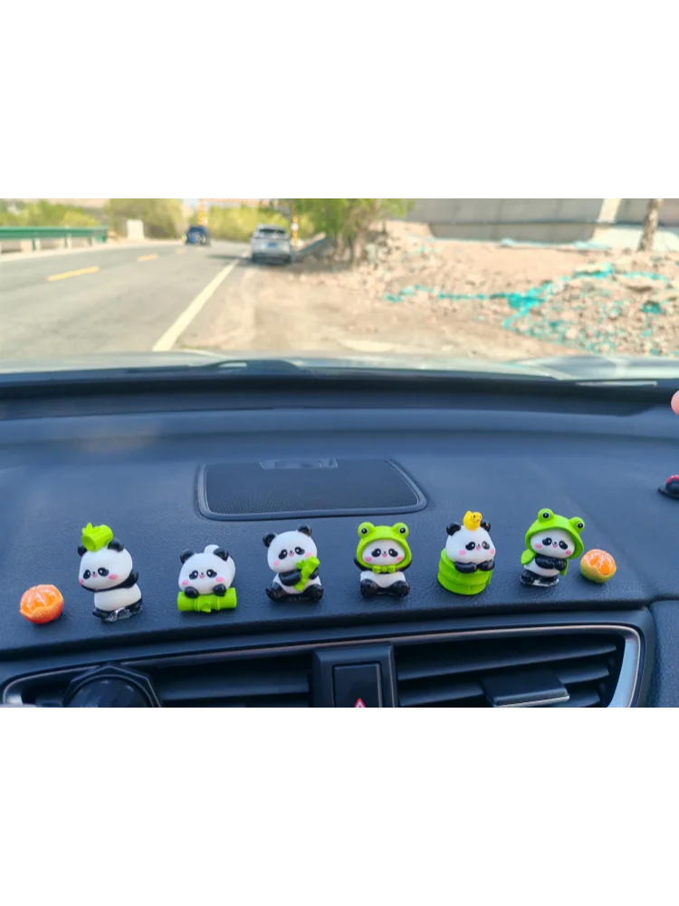 6 Stück Kawaii Panda Auto-Armaturenbrett-Figuren, Niedliche Harz-Mini-Ornamente, Innendekoration, Schreibtisch- und Heimdekoration, Geschenk für Frauen, SUV, Auto – Detail 14