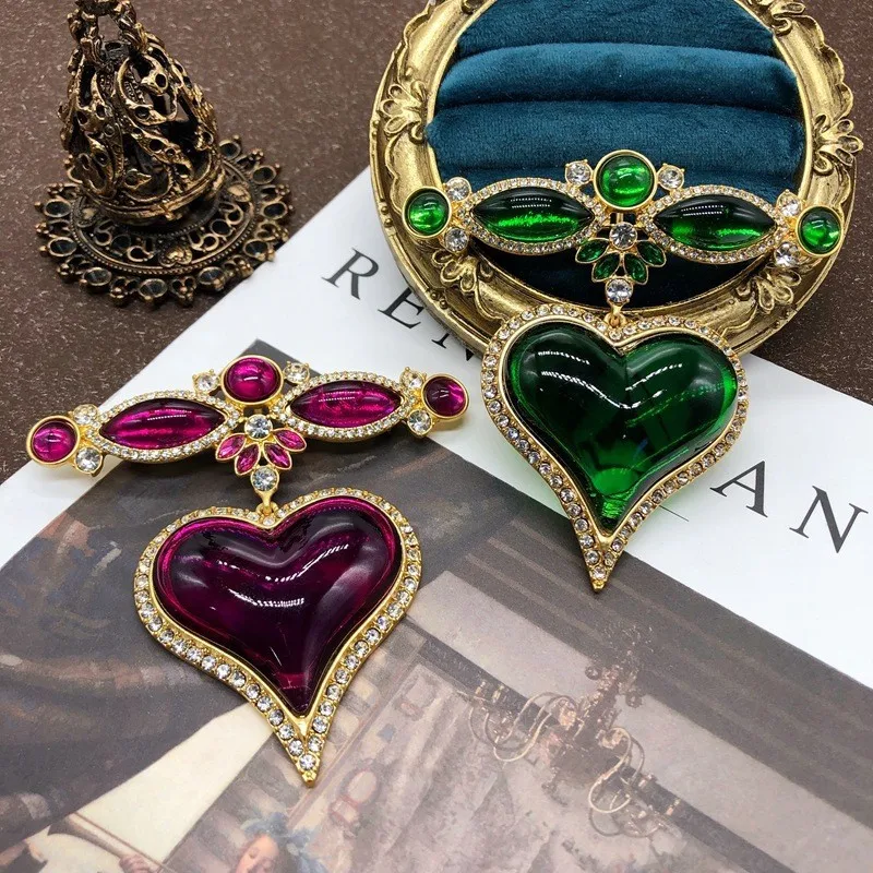 

Medieval Glazed Love Diamond Brooch Autumn and Winter Fashion Versatile Brooch Pin