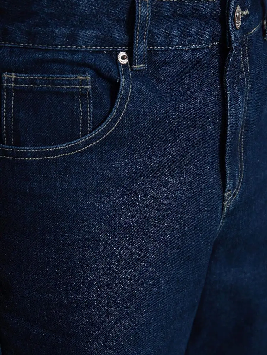 

Men Straight Leg Jeans With Slant Pocket