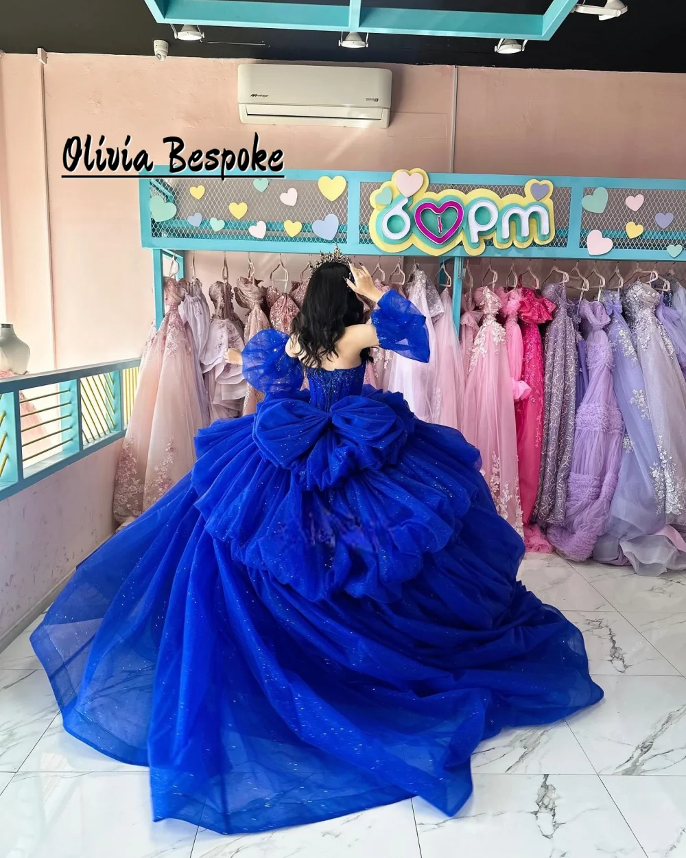 فساتين Quinceanera من التل الأزرق الملكي 15 عامًا 2026 بأكمام مطرزة بالخرز فستان حفلة عيد ميلاد مكسيكي مخصص