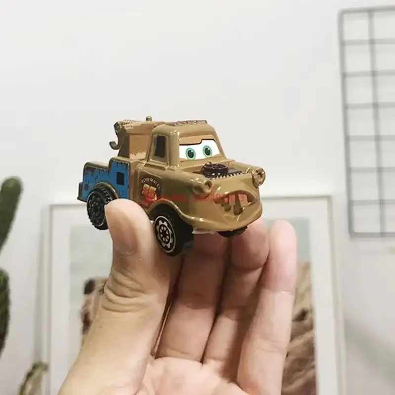 ディズニーピクサーカーズセットライトニングマックィーンフィギュアジャクソンストームマックアンクルトラックプルバックカーモデル人形子供のおもちゃギフト用