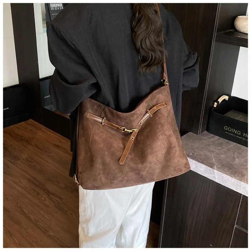 ウッドランドプリントレザーを使用したハイエンドな女性用トートバッグ。トレンディで有名な、きちんと整った、ゆったりとしたデイリールックを実現します。 ​