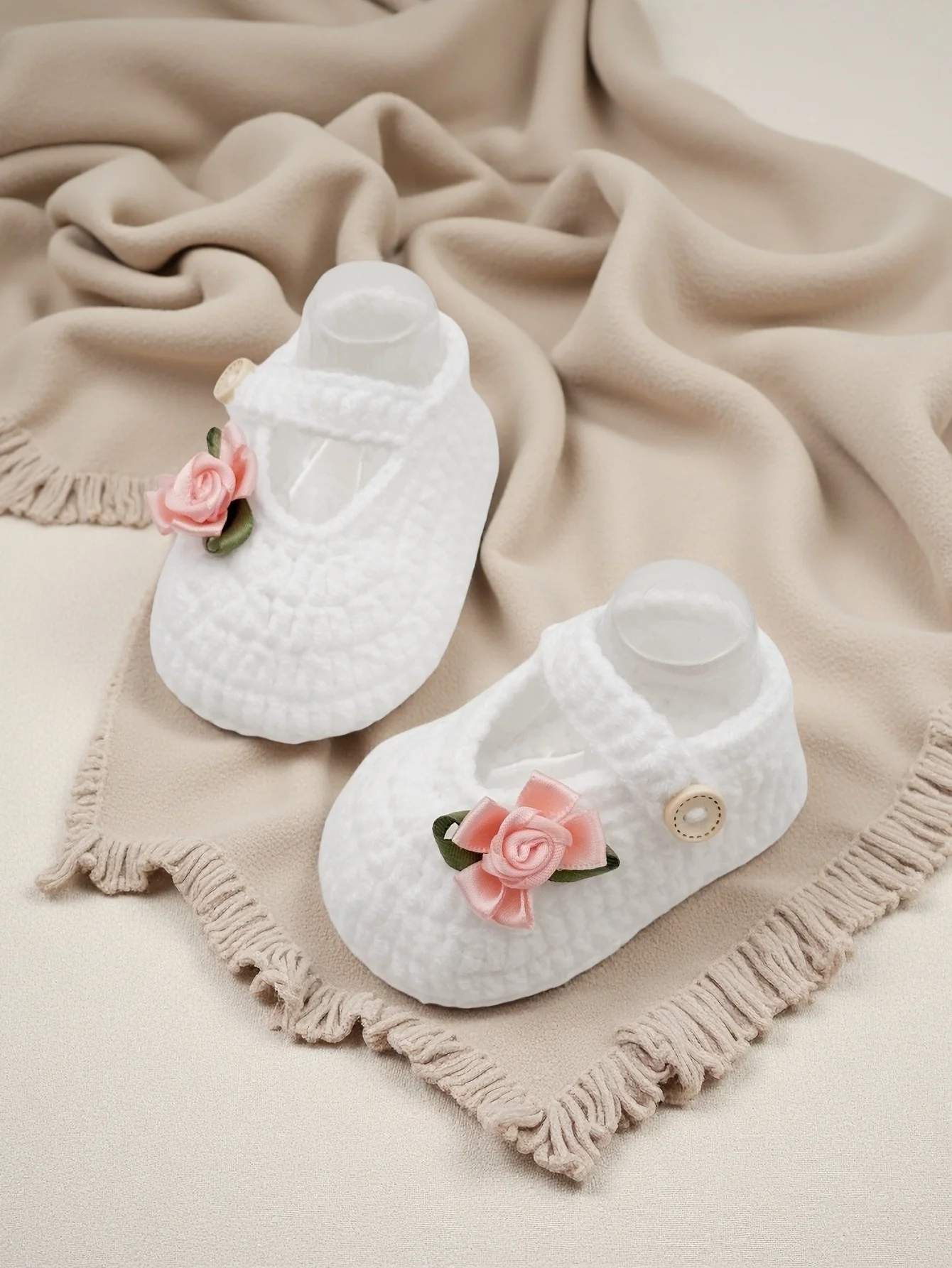 

1 пара белых ботинок для крещения для маленьких девочек с розовой розой, мягкие стеганые балетки для кроватки