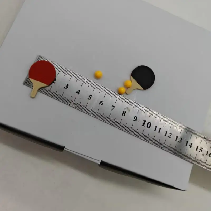 1Set Puppenhaus Miniatur Ping Pong Ball Modell (2 Schläger + 3 Tischtennis Bälle) Mini Simulation Puppenhaus Spielplatz Szene Dekor