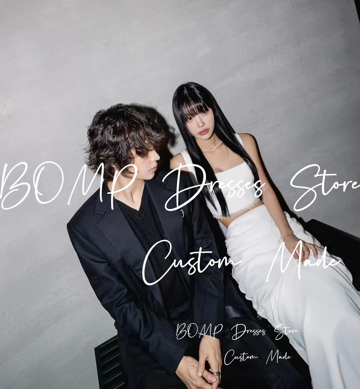 ชุดแต่งงาน BOMP Modern แบบ 2 ชิ้น สายเดี่ยว ผ้าซาตินสีขาว ทรงพลีท ชายกระโปรงยาวแบบ Sweep Train สไตล์เกาหลี สำหรับถ่ายภาพ ชุดเจ้าสาวสั่งตัด