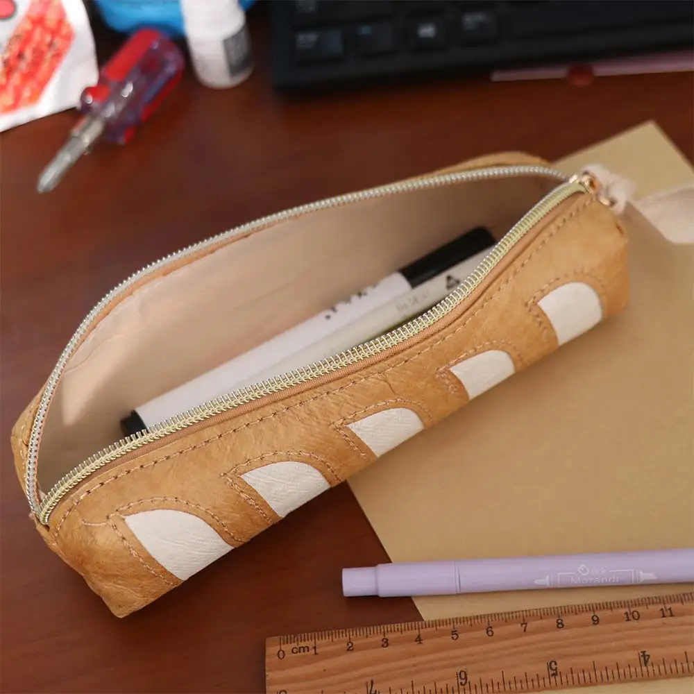 Piórnik w kształcie francuskiego baguette, duża pojemność, zapinany na zamek, papier Dupont, etui na markery, kreatywny.