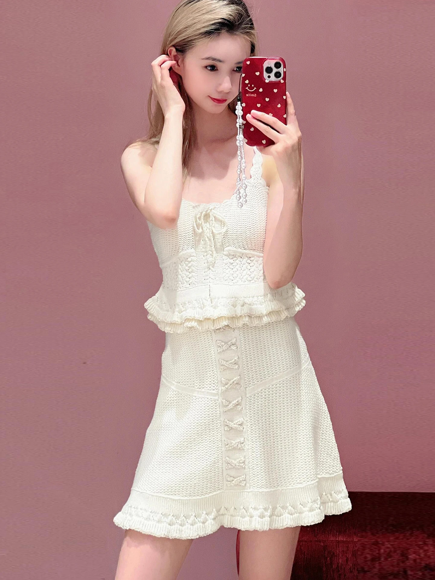 طقم صيفي فاخر من قطعتين للنساء، يتكون من صدرية محبوكة بنقوش زهور مع تنورة قصيرة بحزام، أنيق وعصري.