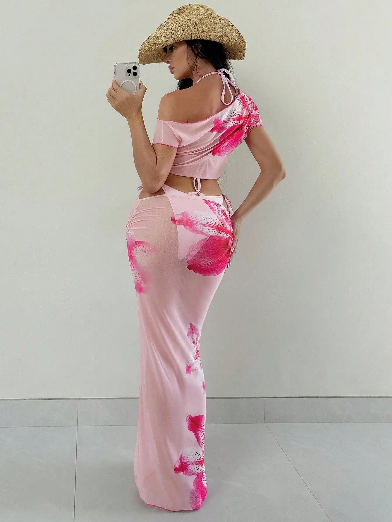 

Женский летний комплект из 4 предметов с цветочным принтом: топ-бикини с завязками на шее, низ с завышенной талией, прозрачная макси-юбка и драпированная накидка.