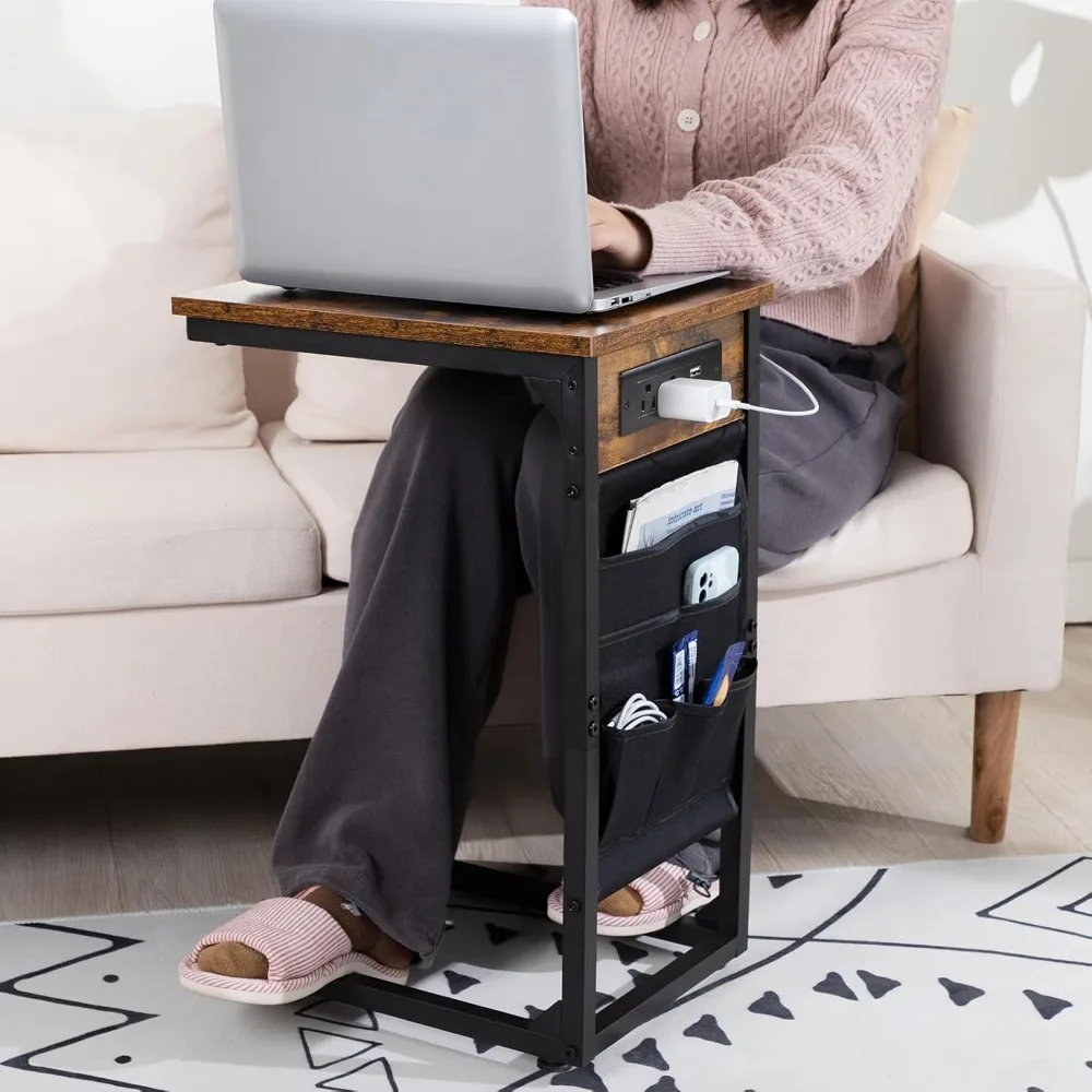 AMHANCIBLE Table d'appoint en forme de C avec station de recharge, plateau TV lot de 2, tables de canapé avec sac de rangement, table coulissante sous le côté du canapé