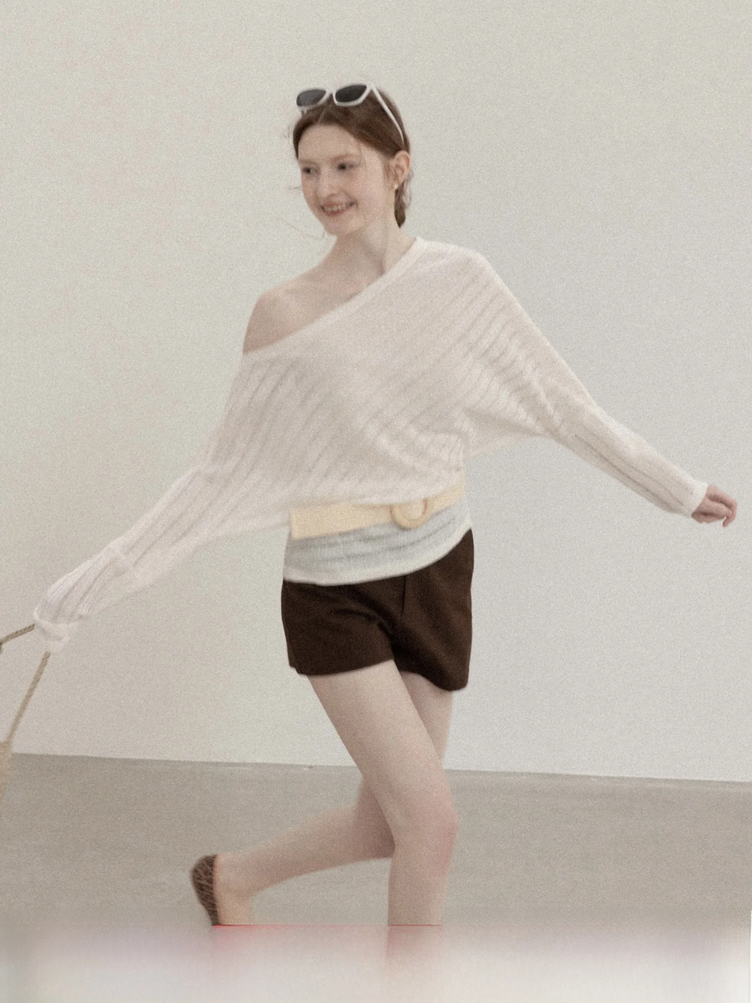 

Весенняя тонкая футболка с длинным рукавом в полоску, женская, с асимметричным плечом, повседневная, свободного кроя, мягкая, удобная, из полиэстера