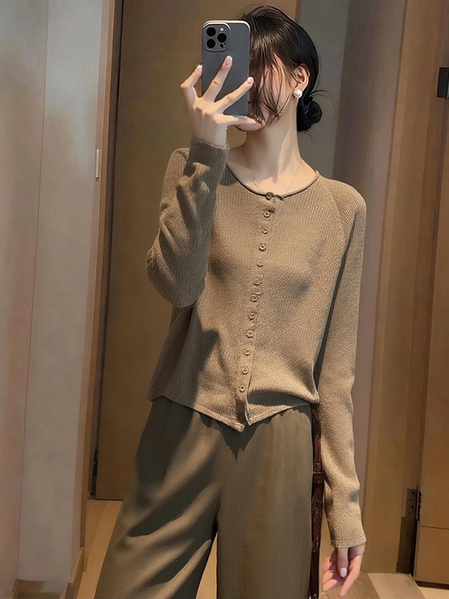 

Ретро-стиль: Корейский модный универсальный вязаный свитер с длинным рукавом, базовый слой, женский, зима 2025, на пуговицах, мягкий и удобный