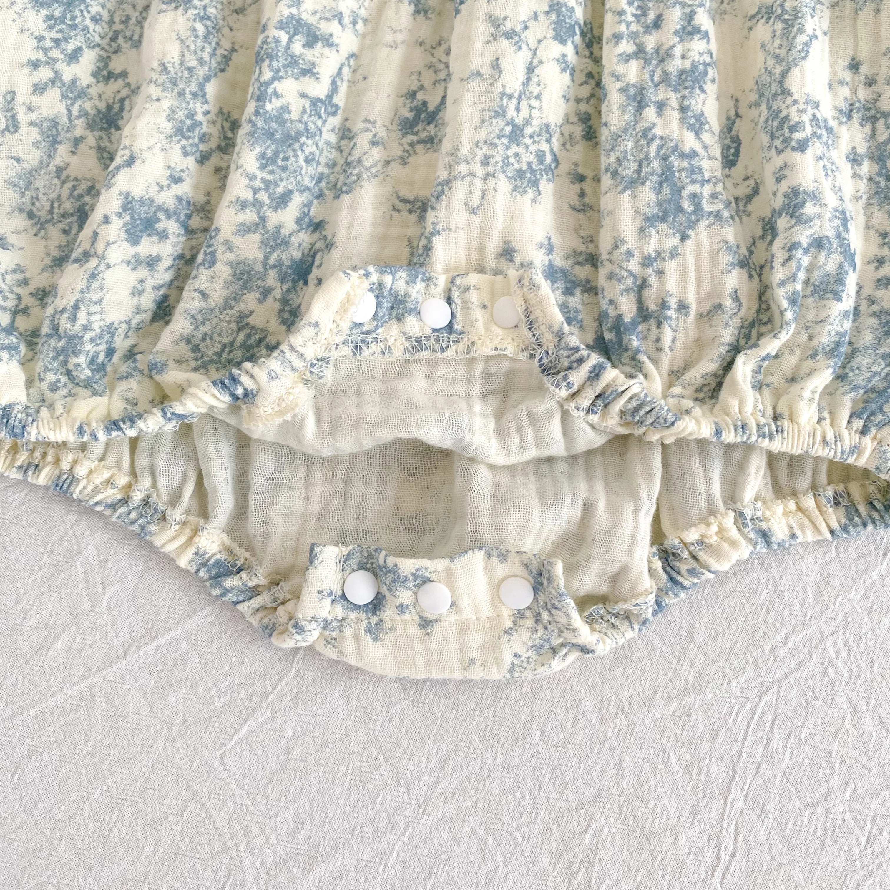 Baby-Strampler mit Blumenmuster, langen Puffärmeln, Spitze, quadratischem Kragen, aus leichtem Stoff, für Neugeborene, Frühling/Herbst, 0-24 Monate. – Detail 12