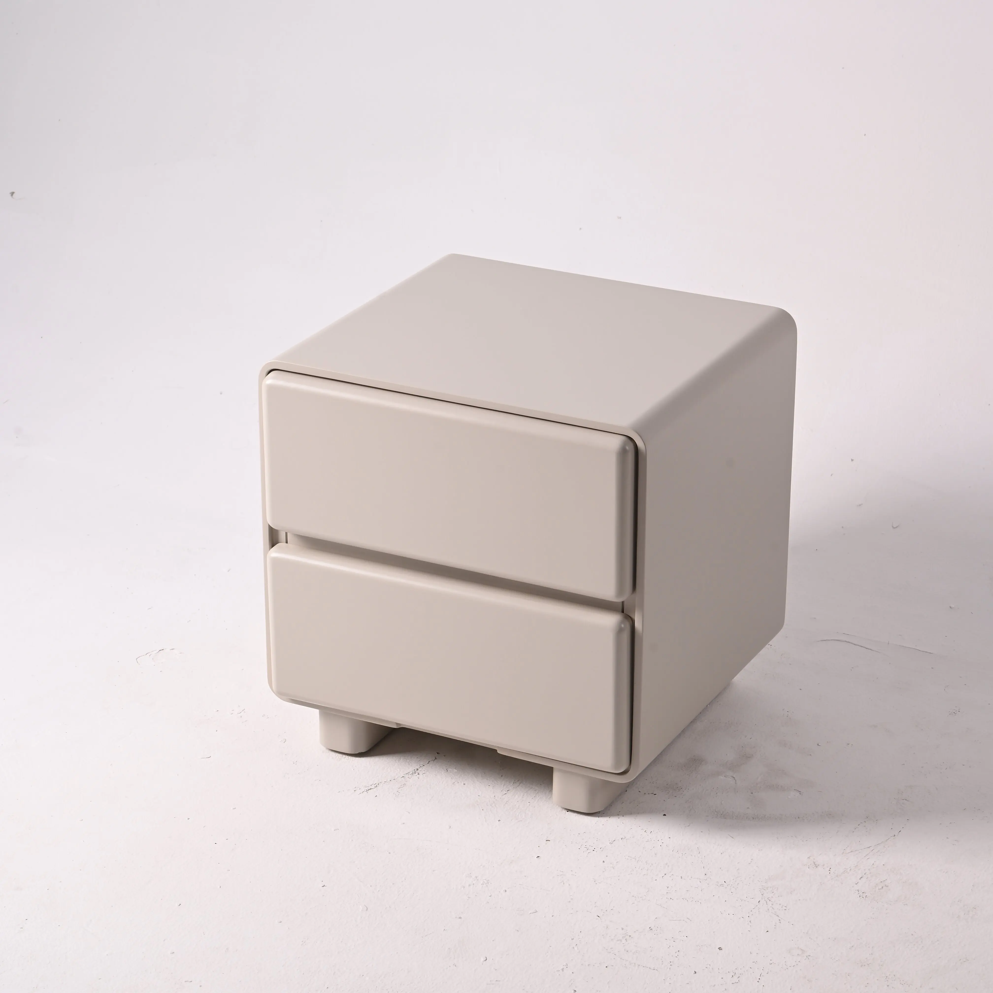 

Современная простая деревянная прикроватная тумбочка с 2 ящиками для гостиной, отеля, квартиры. Удобная в использовании. Мебель для хранения вещей.