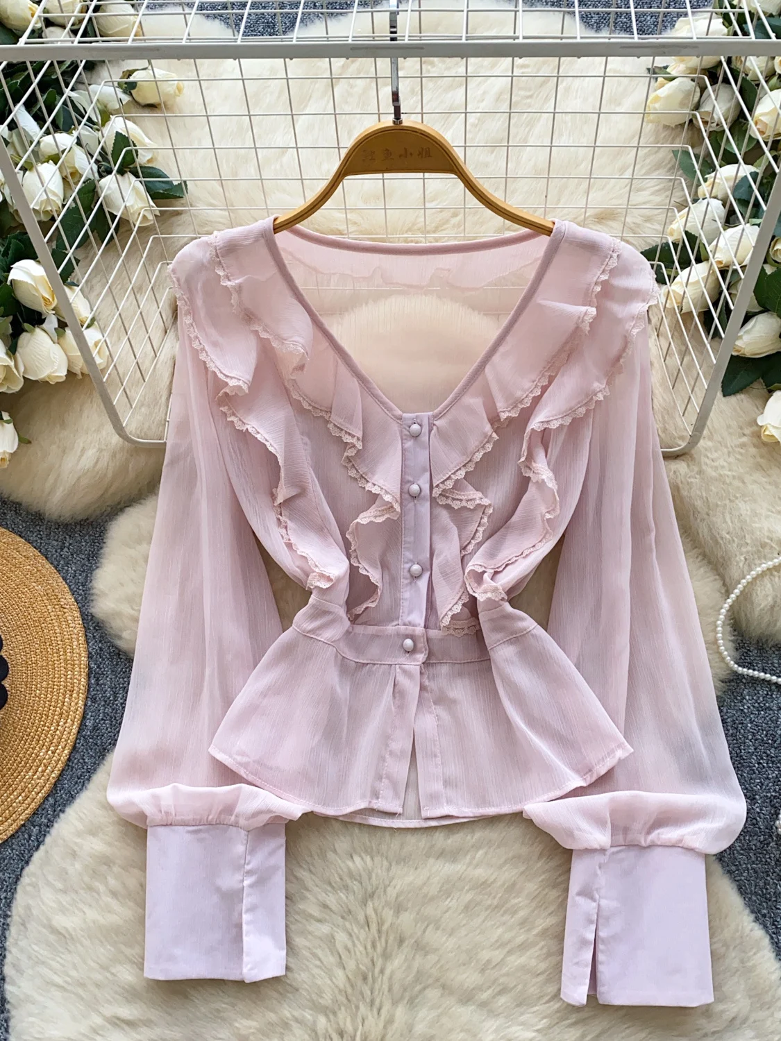 Damska koszula na jesień 2026 z dekoltem w serek, długim rękawem, koronkowymi wstawkami, podwójnymi falbanami, zapinana na guziki, jednolita.