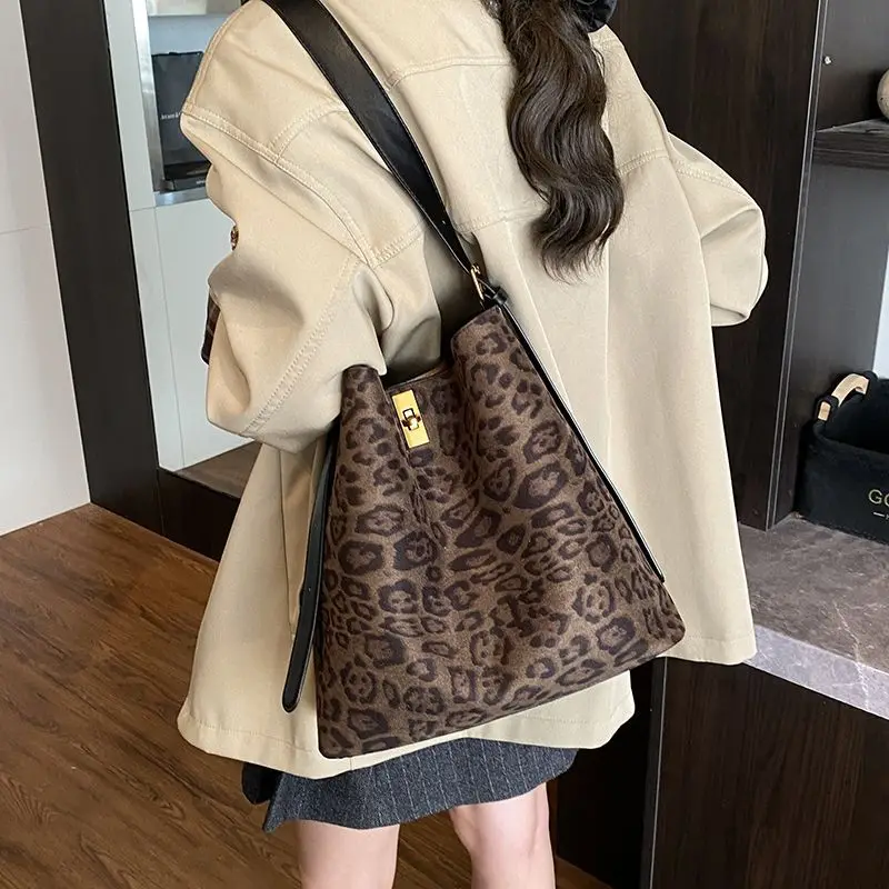 

Premium Leopard Print Retro Bucket Bag New Fashion Commuting Shoulder Bag Large Capacity Versatile Tote Bag Women's Handbags