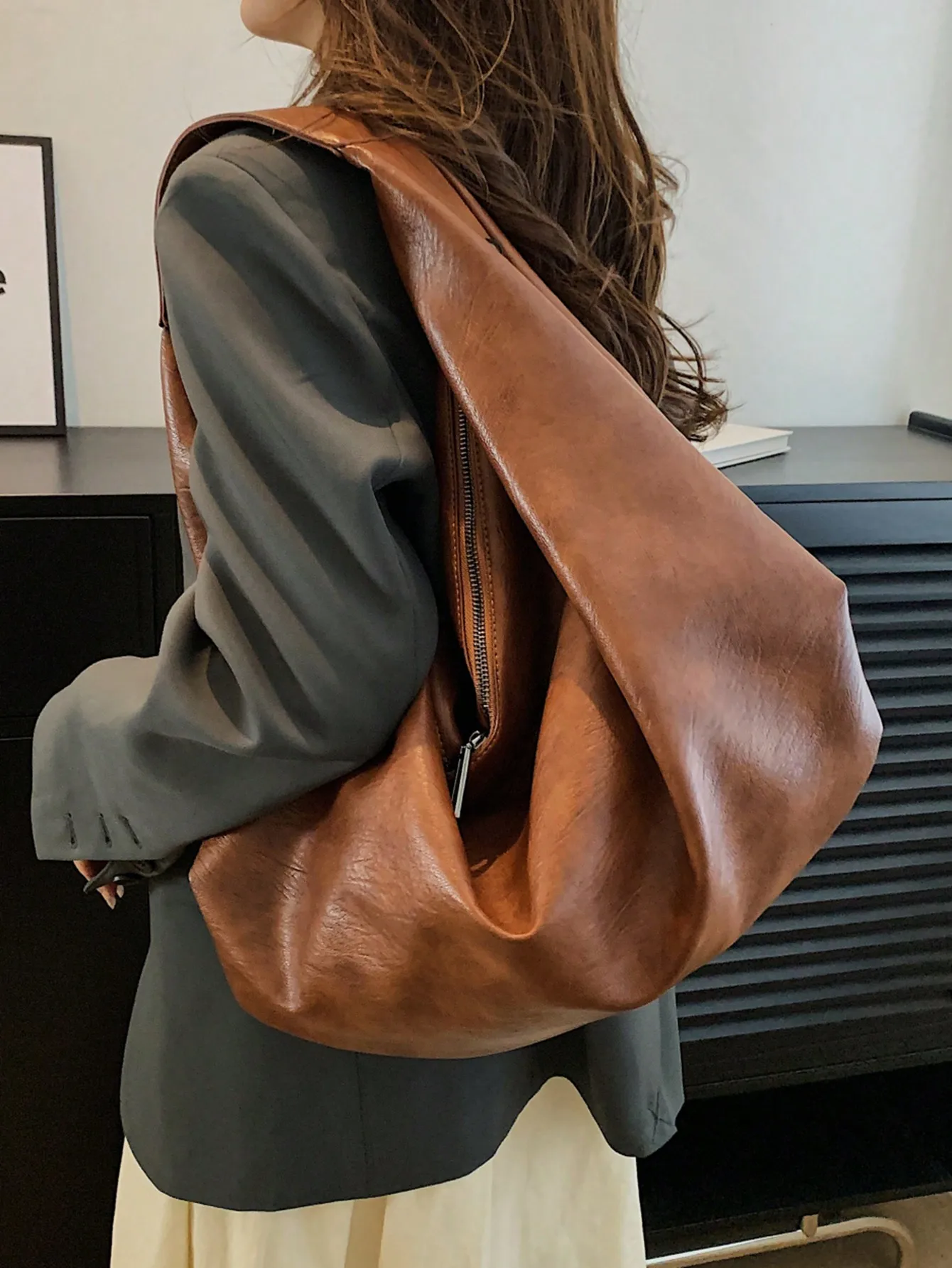 

Мягкая сумка-тоут из искусственной кожи большого размера с застежкой-молнией, для ношения через плечо или на плече