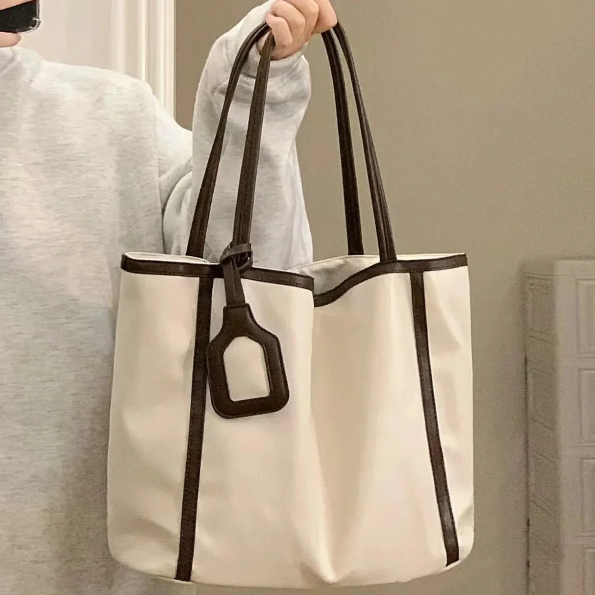 New Fashion Versatile Texture Large Capacity Simplicity with Hanging Tag Accessories Splicing Shoulder Support Special Bag