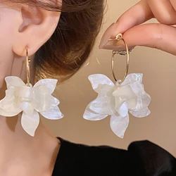 White Resin Flower Hoop New Earrings Women Fashion Temperament Ear Hook Artistic Temperament Light Luxury Fairycore Jewelry K-