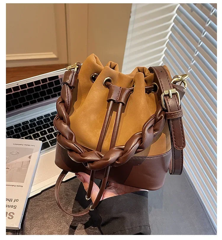 حقيبة دلو بسيطة جديدة لخريف 2025 للنساء - كتلة ألوان أنيقة/لون خالص، تصميم عالي الجمالي محمول