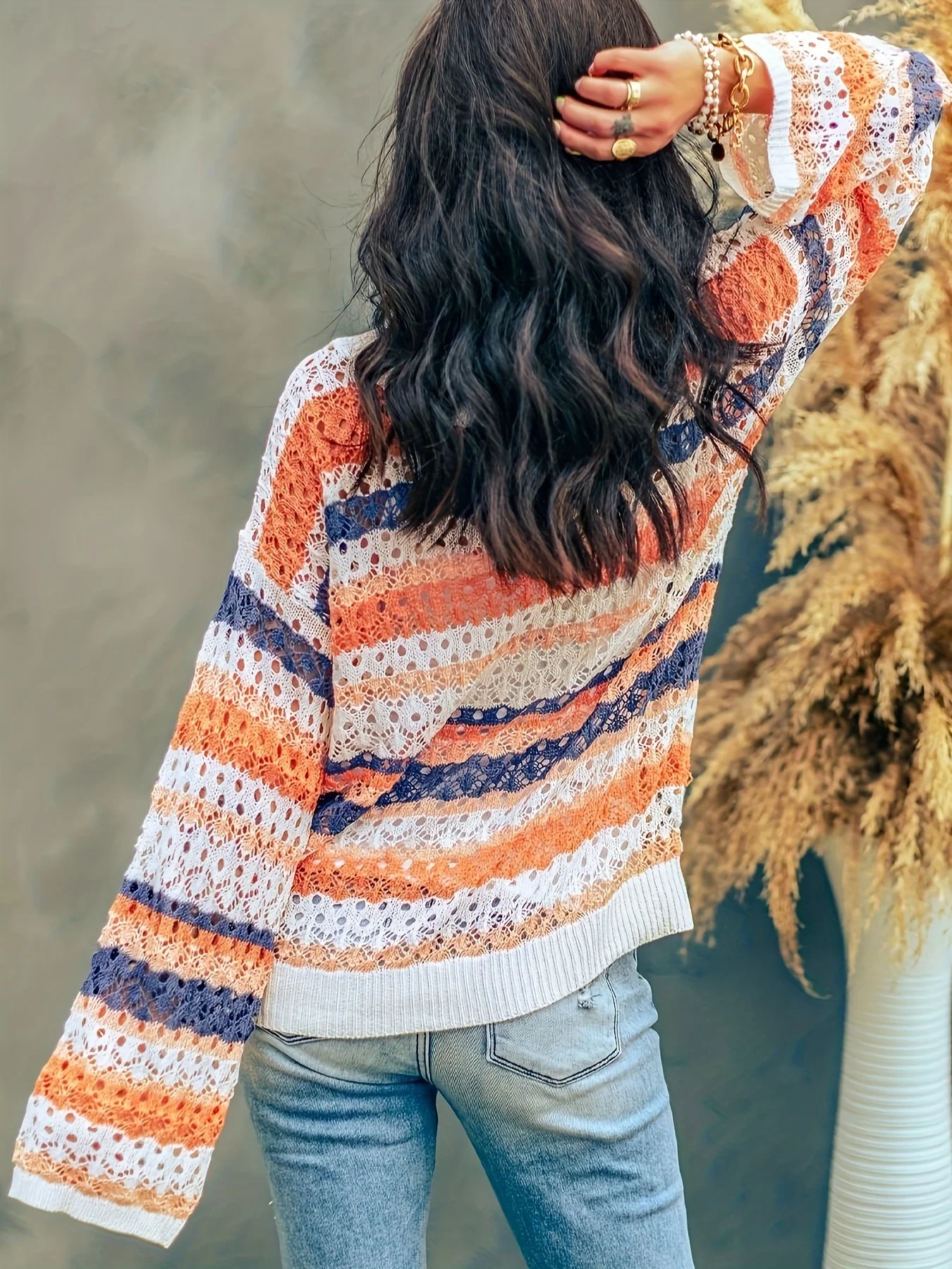 Sweter retro plus size z koronkowym wiązaniem; luźny styl boho z kolorowymi paskami i okrągłym dekoltem.