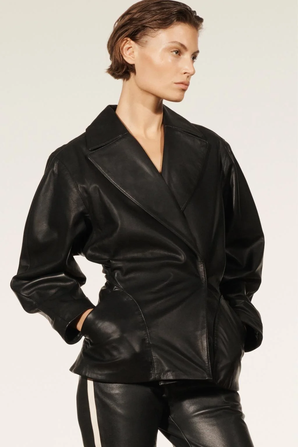 

New 2024 Spring Women's Leather Jaet Bla Biker Coat Long Sve V-Ne Commute Sle Loose Fit PU Material