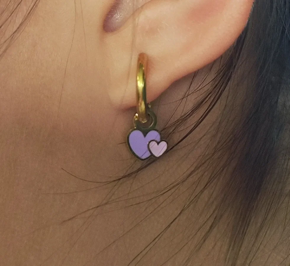 LUXUKISSKIDS Bunte Doppel-Herz-Charms-Tropfenohrringe für Mädchen, Edelstahl, niedlich, Tropföl, winziger Anhänger, baumelnder Piercing-Schmuck – Detail 4