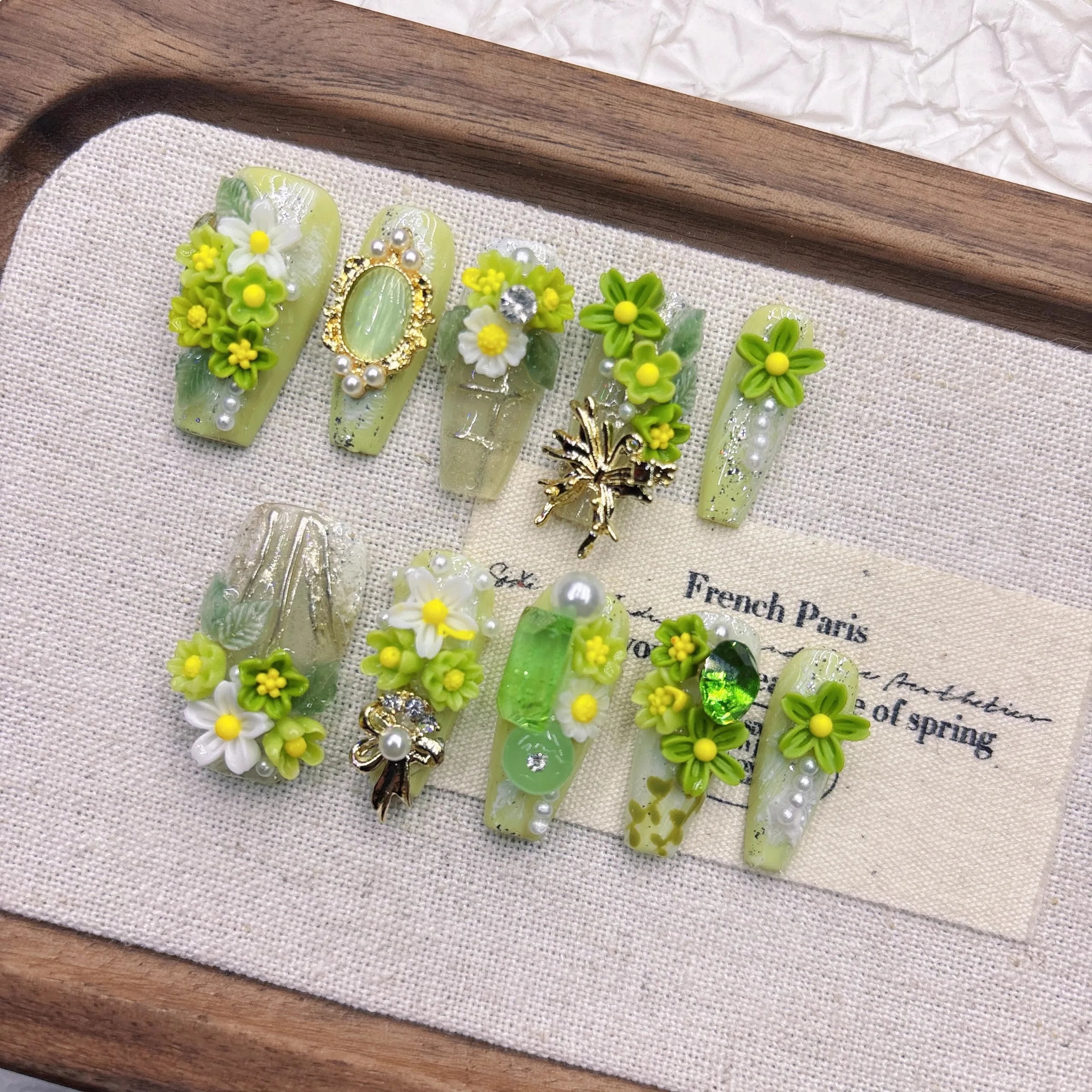 เล็บกดบนเรซินเป็นมิตรกับสิ่งแวดล้อม - ดีไซน์ลายดอกไม้ในฤดูใบไม้ผลิพร้อมไข่มุก คริสตัล และสําเนียงโลหะ สไตล์ฝรั่งเศสเก๋ไก๋สําหรับการออกนอกบ้าน