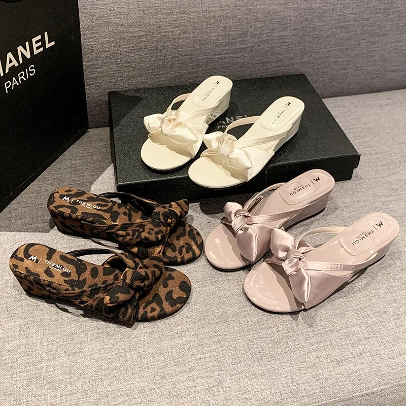 الفاخرة القوس الزخرفية الترفيه إسفين عدم الانزلاق النعال الإناث 2025 الصيف موضة ليوبارد النعال الزخرفية لينة سوليد