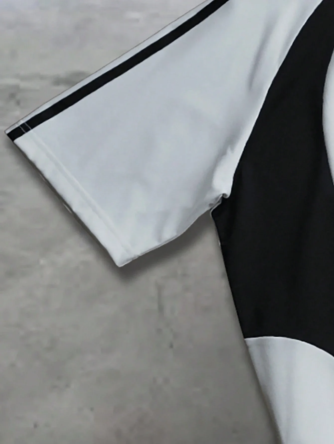 الرجال رياضي عارضة قصيرة الأكمام مجموعة أعلى أسود أبيض Colorblock المرقعة أزياء عارضة ارتداء 2 قطعة الملابس الرياضية العصرية في الهواء الطلق
