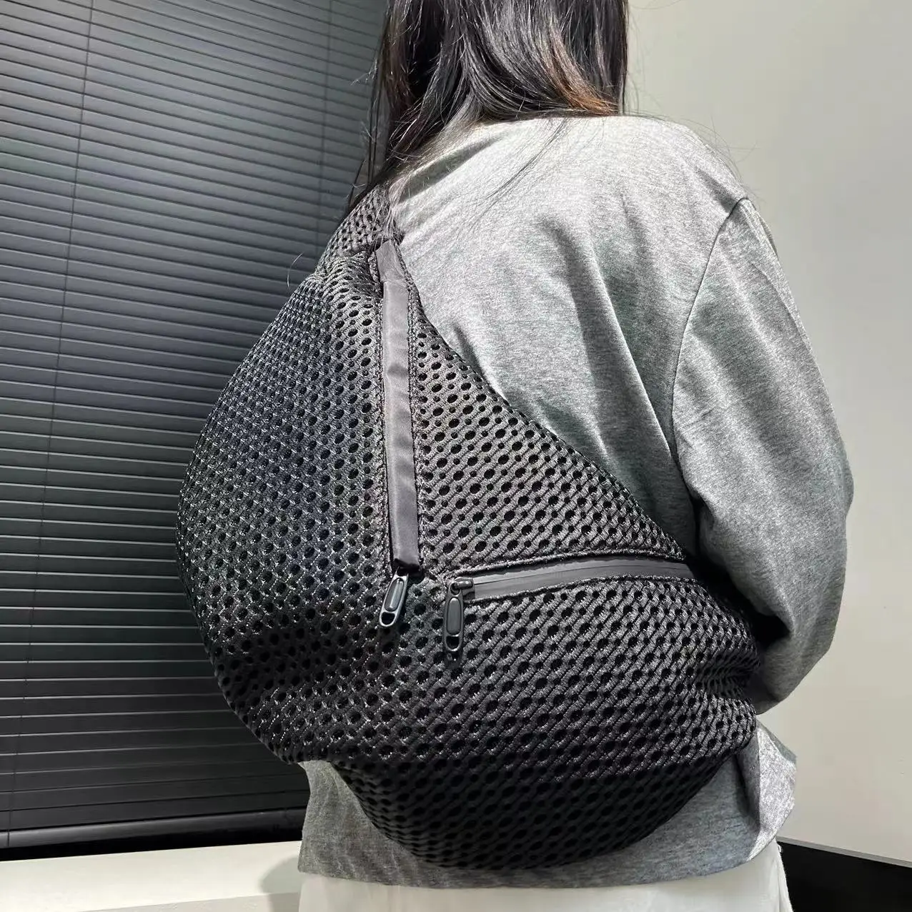 

Ladies' Fashionable Mesh Crossbody Shoulder Bags with Large Capacity Multiple Zipper Unisex Casual Black Mesh Versatile Handbags