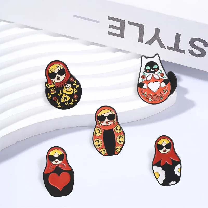Russische Matroschka-Puppen-Emaille-Pins: Klassische russische Matroschka mit rotem Kopftuch, Sonnenbrille, Blumen- & Katzen-Brosche, Schmuck-Abzeichen – Detail 10
