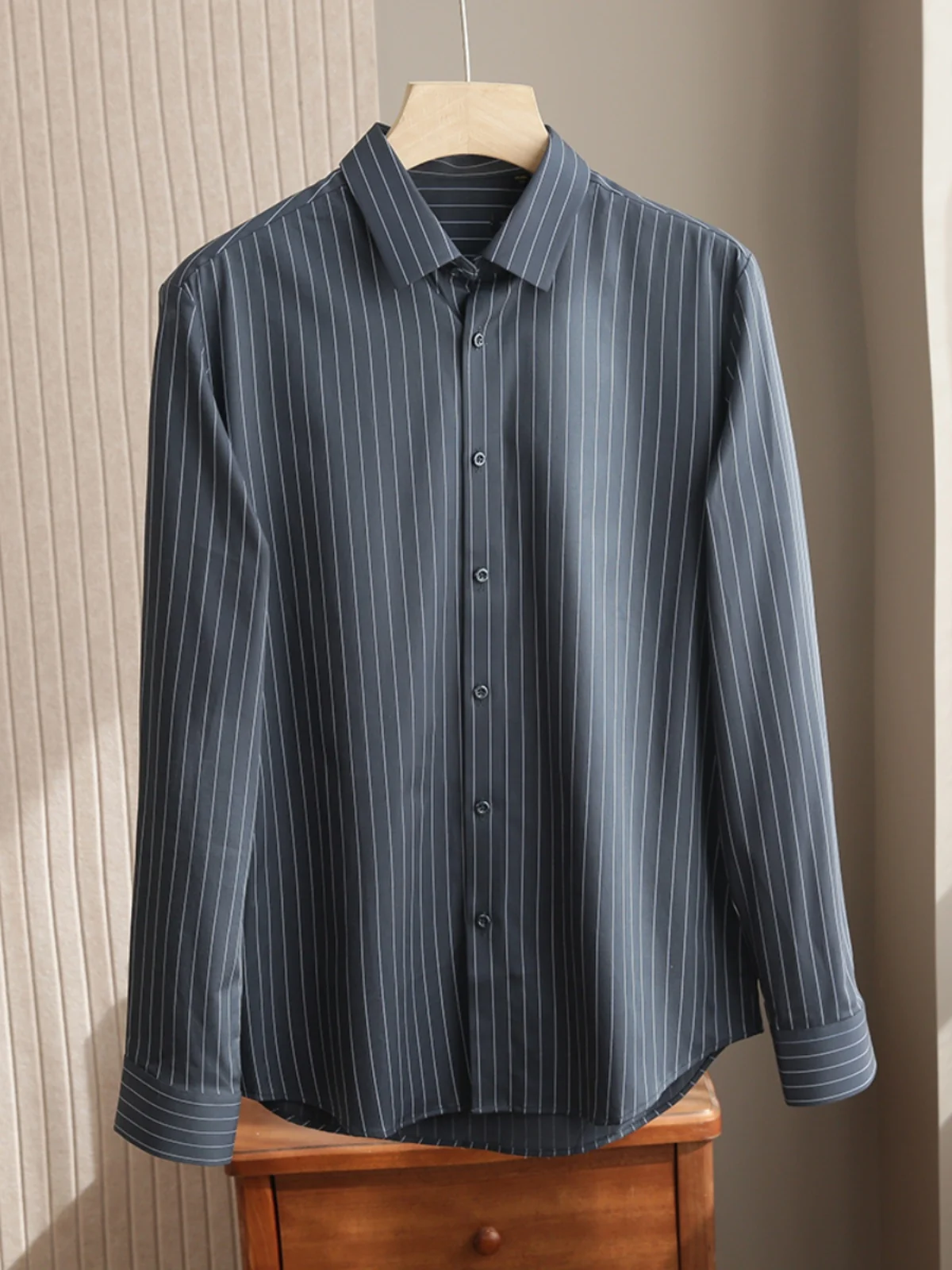 

Гладкая рубашка с длинным рукавом в полоску, предотвращающая морщины, мужская, модная, в городском стиле, для повседневной носки, деловая, осенняя, универсальная, с воротником-стойкой...